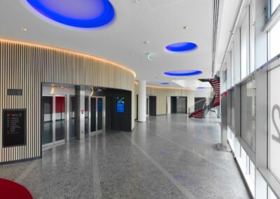 tHeo2meet in Stuttgart, Eingangshalle blau erläuchtet