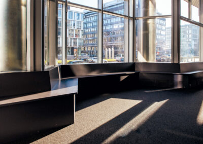 Großes Fenster im Meetingraum @Flow, Tageslicht